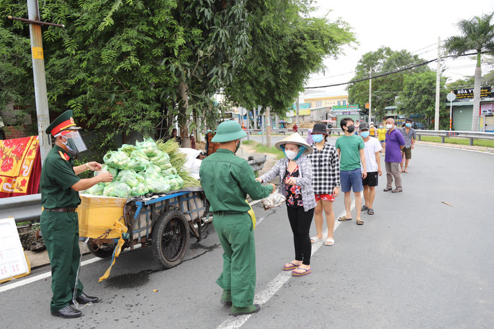 Thay vì việc người dân tụ tập tự phát, đông người để mua, gom nhu yếu phẩm như những ngày qua thì hiện giờ người có thể an tâm ở nhà chống dịch khi có sự hỗ trợ đến tận phường, xã, tổ dân phố... thậm chí là đến tận từng gia đình.