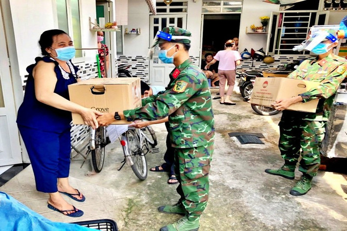 Quân đội đưa quà cứu trợ đến nhà người dân ở Phường 27, quận Bình Thạnh. (Ảnh: Pháp Luật TP HCM)