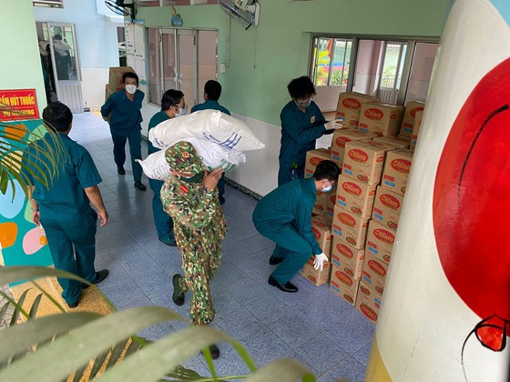 Để đảm bảo cho việc cách ly được diễn ra an toàn, thực hiện hiệu quả, khẩn trương, lực lượng quân đội, quân y từ khắp mọi miền đất nước đã vào TP.HCM để hỗ trợ người dân chống dịch COVID-19. (Ảnh: Sài Gòn Giải Phóng)