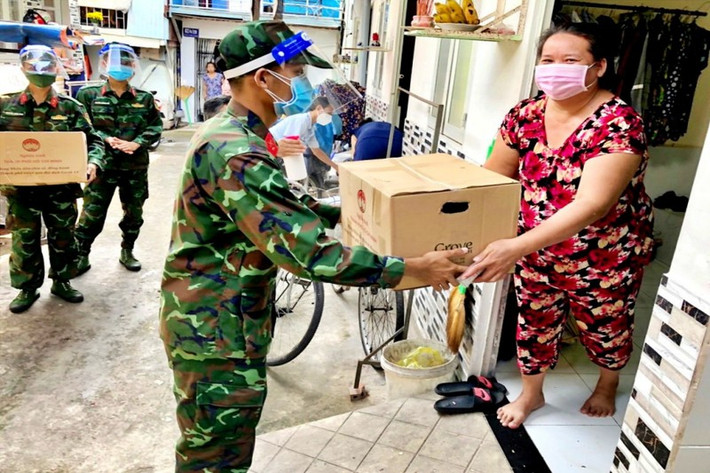 Những thùng hàng cứu trợ đầu tiên do quân đội mang đến tặng hộ dân gặp khó khăn trên địa bàn Phường 27, quận Bình Thạnh. (Ảnh: Pháp Luật TP HCM)