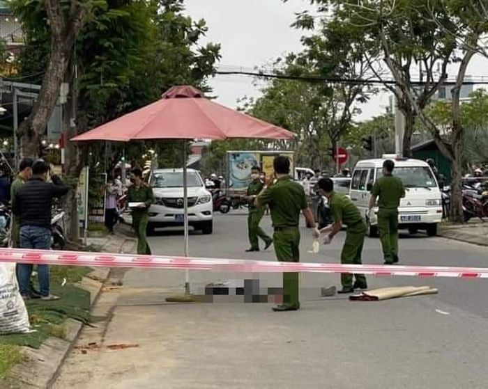 Thiếu niên 16 tuổi đâm chết bé trai 13 tuổi: Tại cơ quan Công an, Phan Văn Hưng (16 tuổi, ngụ phường Khuê Mỹ, quận Ngũ Hành Sơn, TP Đà Nẵng) khai nhận do mâu thuẫn trên facebook, Hưng đã cầm dao bấm thủ sẵn trong người đâm Đ. (13 tuổi) 2 nhát khiến nạn nhân tử vong tại chỗ. Ngày 13/11, Công an TP Đà Nẵng cho biết đang tạm giữ Hưng để điều tra, làm rõ.