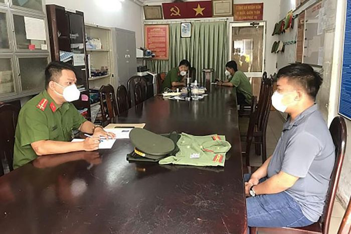 Chạy xe biển số giả, sắm quân phục Công an để đi lừa tình: Vũ Quang Bắc H. (33 tuổi, ngụ TP HCM) đã mua trang phục Công an nhân dân và biển số xe giả trên mạng xã hội nhằm mục đích giả danh Công an để dụ dỗ, lừa gạt tình cảm của phụ nữ. Ngày 13/11, Công an quận 11, TP HCM cho biết đang điều tra, làm rõ.