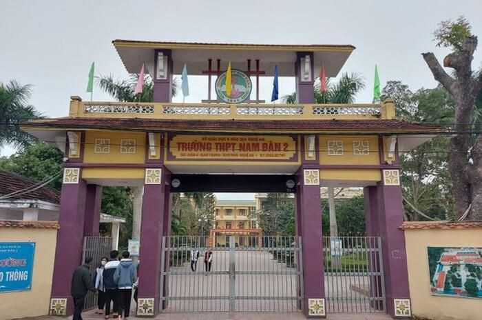 Tạm giữ nhân viên trường học để điều tra hành vi dâm ô nữ sinh lớp 9: Ngày 13/11, Công an huyện Nam Đàn (Nghệ An) cho biết đang tạm giữ Nguyễn Tiến Nhân (50 tuổi, nhân viên Trường THPT Nam Đàn 2) để tra về tội Dâm ô trẻ em. Nạn nhân là một nữ sinh đang học lớp 9 trên địa bàn huyện Nam Đàn. Nhân đã cho cháu bé tiền rồi thực hiện hành vi sờ soạng người. Nạn nhân do sợ hãi đã vùng vẫy để bỏ chạy.