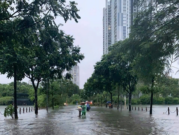 Ngoài ra do nước sông Tích, Sông Bùi và các phụ lưu của sông Hồng dâng nhanh nên một số tuyến phố trong nội đô xảy ra tình trạng úng lụt.