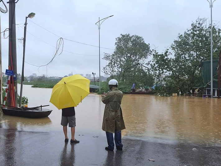 Đặc biệt ở địa điểm sát với sông Hồng như bến Chương Dương Độ, khu vực phố Bảo Linh - Hoàn Kiếm, nước sông lên cao làm ảnh hưởng tới sinh hoạt của nhiều nhà dân.