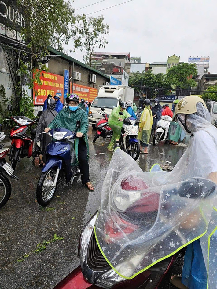 Nước ngập khiến nhiều phương tiện không thể đi lại được.