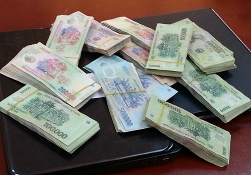 Công an xác định, bà Hin bị đánh vào đầu bởi vật tày, cứng dẫn tới tử vong. Thi thể nạn nhân nằm dưới đất, bắt đầu có dấu hiệu phân hủy. Như thế, bà Hin có thể đã chết ngoài 48 tiếng. Trong nhà nạn nhân đồ đạc bừa bộn, có 3 chiếc hòm, 2 cái bị cậy, cái còn lại vẫn nguyên vẹn. Người dân cho hay, bà Hin mới bán đất, thu về cả trăm triệu đồng. Công an tìm thấy hơn 200 triệu được bà Hin gói ghém cẩn thận, giấu dưới tấm đệm giường. (Ảnh minh họa, nguồn internet)