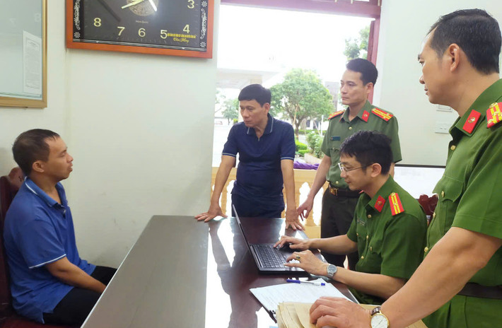 Sáng 10/9, Nam soạn tin nhắn gửi cho chị L với nội dung “chị L ơi, vợ chồng chị chuẩn bị cho em 5 tỷ đồng, từ đây đến thứ 5 tuần này không được báo công an, em mà thấy gia đình chị báo công an thì gia đình chị không bao giờ thấy bộ xương của bố chồng chị đâu...”. Nhắn tin xong, đối tượng xóa nội dung hội thoại, hủy sim, tắt nguồn và giấu chiếc điện thoại để phi tang. Tuy nhiên, chỉ một thời gian ngắn, hành vi của đối tượng đã bị cơ quan công an điều tra làm rõ.
