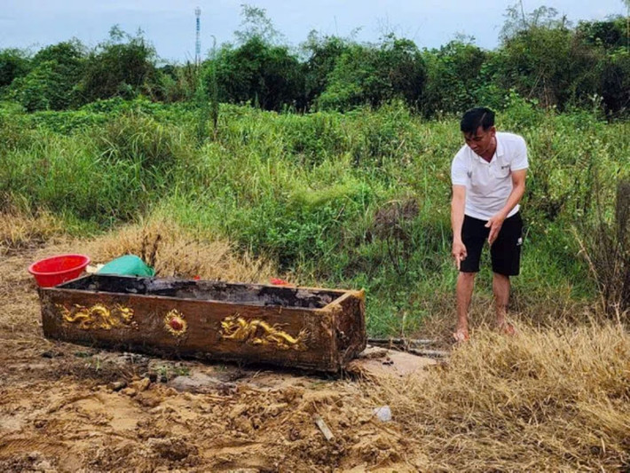 Ban đầu chị L. và gia đình không tin vì bố chồng chị mất đã nhiều năm, cũng không ai tưởng tượng được có loại tội phạm quái gở như vậy. Chị L. nghĩ có ai đó cố tình trêu đùa, lừa gạt mình nên bỏ qua tin nhắn ấy. Thế nhưng, khi ra phần mộ của bố ở nghĩa trang làng Triều Công để kiểm tra, cả gia đình choáng váng phát hiện mộ đã bị đào bới lộ phần quan tài và thủng một góc, bên trong mất một phần hài cốt. (Ảnh CAND)