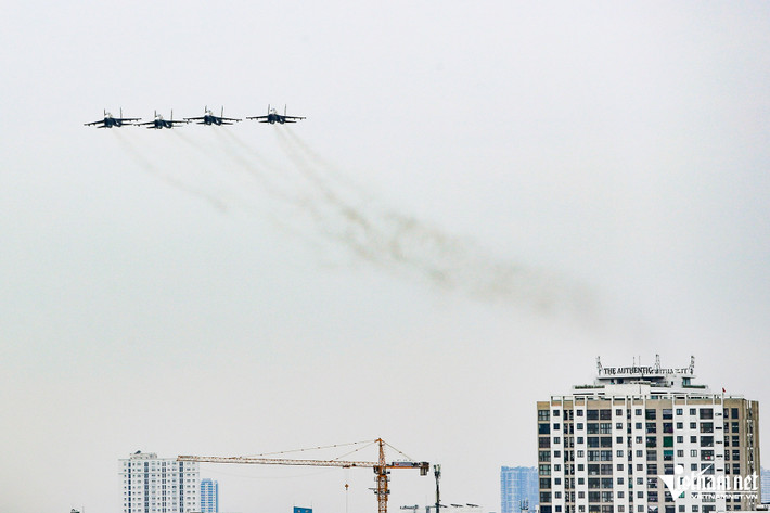Theo kế hoạch luyện tập, có 7 chiếc tiêm kích Su-30MK2 cất cánh từ sân bay Kép (tỉnh Bắc Giang), bay thành hai biên đội, một biên đội gồm 3 chiếc bay trước và 4 chiếc bay tiếp theo. Tương tự 7 chiếc trực thăng họ Mi cất cánh từ Sân bay Hòa Lạc (Hà Nội), chia làm hai đội bay, đội 3 chiếc bay trước và 4 chiếc bay kế tiếp.