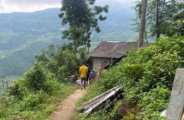 Nhà chị T. nằm trên lưng đồi, phía sau là vườn quế rậm rạp, nhà hàng xóm gần nhất cùng cách vài trăm mét. Chính vì thế việc chị T. mất tích hầu như những người xung quanh đều không ai hay biết. Theo một vài người dân, chị T. và chồng lấy nhau đã lâu. Hai người con lớn đi làm ăn xa, cô con út học tại Hà Nội, từ trước tới giờ hàng xóm không thấy gia đình này có gì bất thường. (Căn nhà nơi chị T. sinh sống)