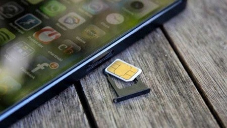 Thời điểm này, công tác giám định cũng chỉ ra, nét chữ trên bức thư được cho là chị T. viết để lại thực chất là do Tâm viết. Khi được mời về trụ sở để làm việc, ban đầu Tâm rất ngoan cố, anh ta khai vợ mình là chị Giàng Thị T. đã mất tích, bản thân chẳng biết vợ đang ở đâu, làm gì. Tuy nhiên, khám ví của Tâm, công an tìm thấy sim điện thoại của chị T. Trước những chứng cứ không thể chối cãi, Tâm đã khai nhận mình là hung thủ sát hại vợ. Tâm cho hay, do mâu thuẫn trong cuộc sống, khi bị chị T. xúc phạm, Tâm đã dùng dao chém khiến vợ tử vong. Thấy chị T. đã chết, Tâm nhét thi thể vào bao tải rồi ném xuống sông Chảy. (Ảnh minh họa, nguồn internet)