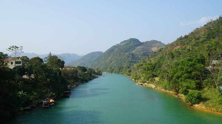 Lần theo cung đường Tâm di chuyển, công an xác định điểm dừng chân cuối cùng là ở sông Chảy trên cầu Bảo Nhai. Một vài người dân cho biết, họ có nhìn thấy Tâm đang bơi giữa sông để kéo một bao tải. Khi được hỏi về việc này, Tâm kể đó là bao tải măng anh ta mới mua. Khi dừng xe ở cầu Bảo Nhai để bê bao măng lên thì vô tình làm bao măng rơi xuống sông. Tuy nhiên, lan can cầu cao khoảng 80cm, chưa kể xe máy Tâm dựng cách mép cầu tới 1m. Như thế làm cách nào mà "bao tải măng" lại có thể rơi xuống sông nếu không phải Tâm cố tình ném đi. (Ảnh minh họa, nguồn internet)