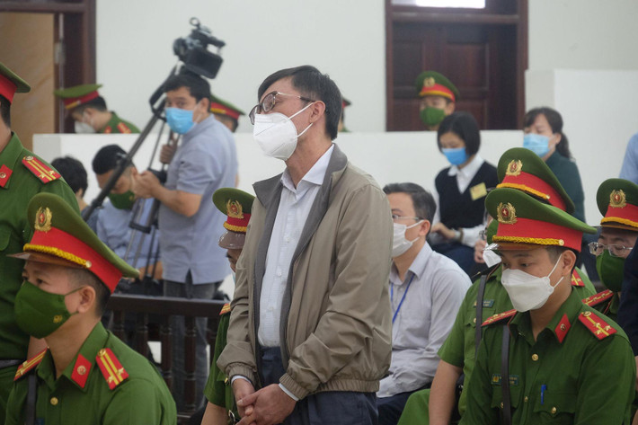 Sau khoảng thời gian đầu chối tội, ông Linh bất ngờ "quay xe", thừa nhận hành vi phạm tội; đồng thời tác động gia đình nộp đủ số tiền 5 tỷ đồng nhận hối lộ. Ghi nhận tình tiết này, HĐXX sau đó đã tuyên phạt cựu Phó Tổng cục trưởng Tổng cục Tình báo 14 năm tù, dưới mức thấp nhất của khung hình phạt. (Ảnh: Thanh Niên)