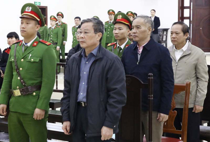 Quá trình phiên tòa diễn ra, gia đình ông Son đã nộp tiền, khắc phục hoàn toàn số tiền 3 triệu USD mà bị cáo Son nhận hối lộ. Xét tình tiết giảm nhẹ này, HĐXX cho rằng không cần thiết phải áp dụng hình phạt cao nhất là tử hình đối với bị cáo Nguyễn Bắc Son. Ông Son sau đó bị tuyên án chung thân ở cả 2 cấp xử sơ thẩm và phúc thẩm. (Ảnh: Người lao động)