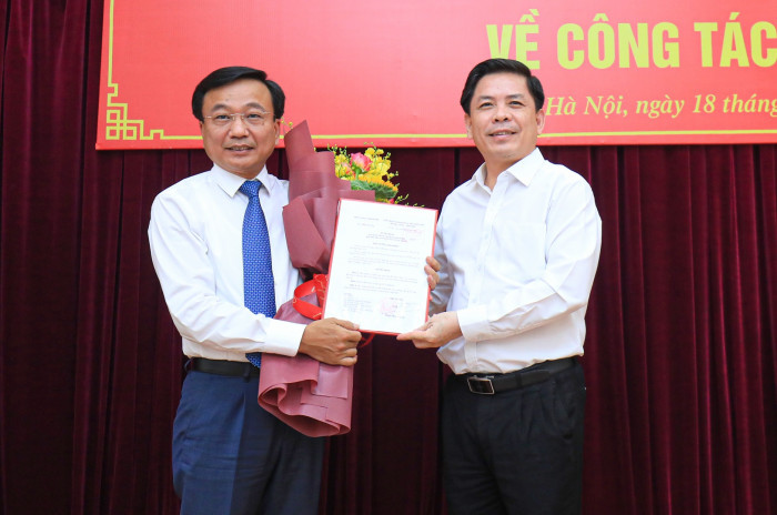 Chiều 18/8, Bộ GTVT tổ chức Lễ công bố Quyết định của Thủ tướng Chính phủ về công tác cán bộ. Thừa ủy quyền của Thủ tướng Chính phủ, Bộ trưởng Bộ GTVT Nguyễn Văn Thể trao quyết định bổ nhiệm ông Nguyễn Danh Huy, Vụ trưởng Vụ Kế hoạch - Đầu tư (Bộ GTVT) giữ chức Thứ trưởng Bộ GTVT kể từ ngày 16/8/2022.