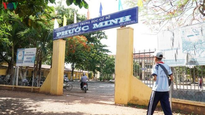 Phía nhà trước đã xác nhận có thông tin về vụ việc 4 nam sinh của trường bị thầy giáo Nguyễn Hoàng Nhựt có hành vi dâm ô. Theo đó, Nguyễn Hoàng dạy môn Sinh học tại trường từ năm 2007 đến nay. Ban giám hiệu đã mời 4 nam sinh có liên quan tường trình lại những gì đã xảy ra để nhà trường nắm thông tin.