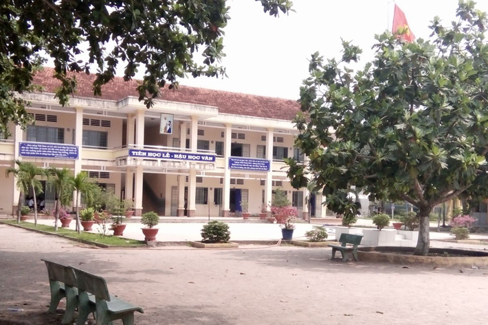 Trong 4 bản tường trình, các học sinh đều kể chi tiết hành vi không đúng chuẩn mực của thầy Nhựt, trong đó có một trường hợp bị xâm hại. Sau đó, nhà trường cũng làm việc riêng với thầy Nhựt. Ban đầu giáo viên này không thừa nhận. Nhà trường tiếp tục yêu cầu Nhựt làm bản tường trình vụ việc, sau đó Nhựt thừa nhận việc xâm hại 4 nam sinh trên.