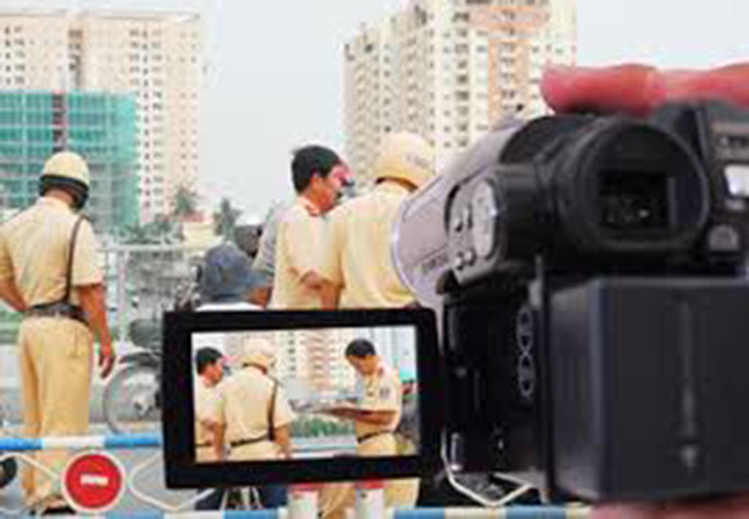 Cấm quay phim, chụp ảnh CSGT đang làm nhiệm vụ: CSGT đại điện quyền lực nhà nước xử phạt người vi phạm theo quy định của pháp luật. Người dân muốn thực hiện quyền giám sát của mình bằng cách quay phim, chụp ảnh CSGT với những trường hợp vi phạm để tố cáo.