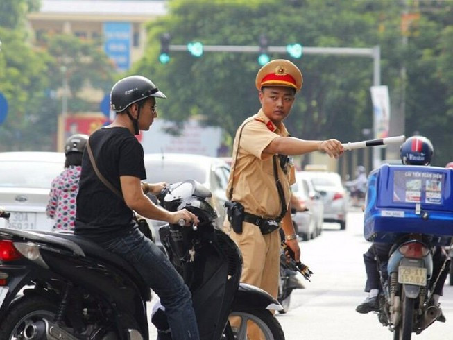 Lượng xe không chính chủ hiện nay nhiều vô kể, nhất là những thành phố lớn như Hà nội, HCM… nơi tập chung rất đông người lao động không có đủ điều kiện mua xe mới mà mua lại xe cũ và để tiết kiệm được 1 khoản thì không thực hiện sang tên. Và hẳn là xưa nay, chẳng cần sang tên vẫn chạy ầm ầm, có sao đâu. Nếu bây giờ phạt xe chính chủ, thì số xe đó sẽ giải quyết thế nào? Người dân không có xe đi nên phản ứng.