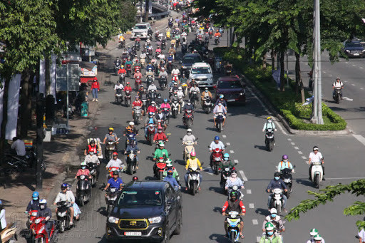 Trước đó, Bộ GTVT đưa ra Dự thảo Luật Giao thông đường bộ (sửa đổi) để lấy ý kiến nhân dân kéo dài đến 21/6/2020, trong đó có một số nội dung đề xuất đang gây nhiều tranh cãi như phải bật đèn xe máy cả ngày hay vượt đèn xanh tại nút giao ùn tắc cũng bị phạt.