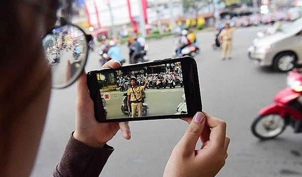 Nếu đúng là nhà báo thì tập hợp thông báo cho cơ quan chủ quản, nếu giả danh nhà báo thì tạm giữ, lập hồ sơ chuyển cơ quan chức năng xử lý theo quy định của pháp luật. Như vậy mô hình chung, đã ảnh hưởng đến quyền giám sát của công dân. Tới ngày 23/8/2013, Cục Cảnh sát Giao thông đường bộ - đường sắt mới hủy quyết định này do bị người dân phản đối kịch liệt.