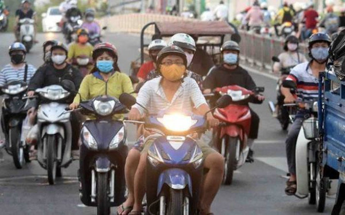 Sẽ không bắt buộc xe máy bật đèn nhận diện vào ban ngày: Tại Hội thảo lấy ý kiến doanh nghiệp hoàn thiện dự thảo Luật Giao thông đường bộ (sửa đổi) do Phòng Thương mại và Công nghiệp Việt Nam (VCCI) tổ chức ngày 2/6, bà Trịnh Thị Hằng Nga, Vụ trưởng Vụ Pháp chế, Bộ Giao thông Vận tải (GTVT), cho biết sẽ không quy định "cứng" thành quy tắc giao thông đối với quy định bắt buộc bật đèn xe máy nhận diện vào ban ngày. Thay vào đó, chỉ quy định về đèn nhận diện thành một cấu thành bắt buộc của phương tiện.