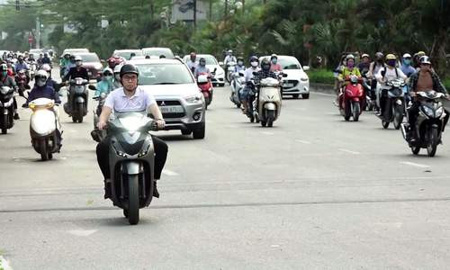 Bà Nga cho biết: "Trên cơ sở ý kiến đóng góp của người dân, dự thảo đã được chỉnh lý theo hướng không quy định cứng thành quy tắc giao thông mà chỉ quy định về đèn nhận diện thành một cấu thành bắt buộc của phương tiện để vừa đảm bảo quy định của Công ước Viên vừa đảm bảo cơ chế phòng ngừa tai nạn cho người dân".