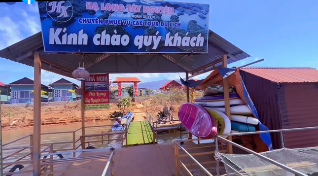 Theo UBND xã Đinh Trang Thượng, đảo nổi này bị Hoàn Xuyến chiếm dụng trái pháp luật từ tháng 10/2019. Đảo có diện tích hơn 28.000 m² (thuộc tiểu khu 608A), từng được chủ đầu tư Dự án Thủy điện Đồng Nai 3 đền bù giải tỏa từ các hộ dân. Sau khi hồ Đồng Nai 3 được hoàn thành, tích nước đưa vào khai thác, khu vực này trở thành đảo nổi nằm ngay giữa lòng hồ. (Ảnh: Tiền Phong)