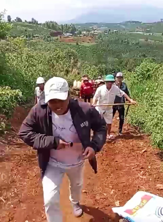 Năm 2022, Hoàn thỏa thuận cho ông Khải thuê lại một thửa đất để trồng sầu riêng trong vòng 10 năm. Thuê được một năm, Hoàn đòi lại nên hai bên phát sinh mâu thuẫn. Chiều 9/5, Hoàn dẫn nhiều người đến thửa đất rồi xảy ra xô xát. Nhóm người của Hoàn đã dùng rựa truy đuổi, chém ông Khải bị thương, phải nhập viện. Hoàn Xuyến nổi tiếng ở Di Linh vì nhiều hành vi giang hồ, côn đồ, có nhiều tiền án, tiền sự về tội “cố ý gây thương tích”. (Ảnh: ông Khải bị nhóm của Hoàn Xuyến rượt đuổi, chém bị thương).