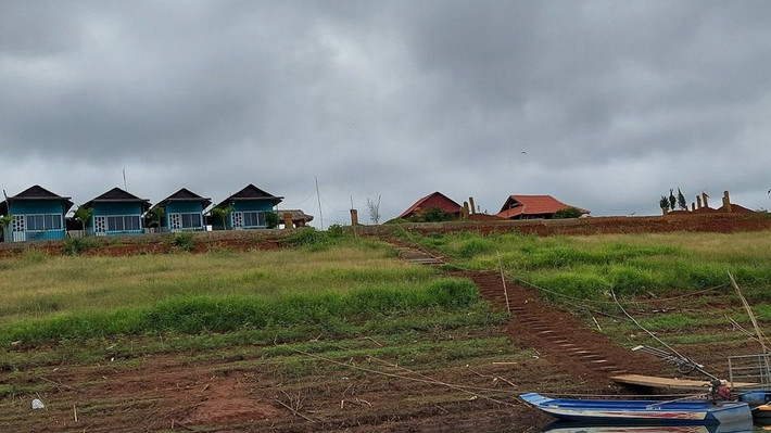 Không chỉ lập băng nhóm gây rối trật tự công cộng, đánh chém người gây thương tích, Hoàn Xuyến còn chiếm đất để hình thành khu du lịch trên hòn đảo giữa lòng hồ Thủy điện Đồng Nai 3 thuộc thôn 5, xã Đinh Trang Thượng, huyện Di Linh, Lâm Đồng. Khu du lịch mang tên “Hạ Long Tây Nguyên” hoạt động không phép. Trên bảng hiệu ghi rõ đây là chi nhánh Hoàn Xuyến, chuyên phục vụ các tour du lịch. (Nhà hàng nổi cùng 5 con thuyền của Hoàn Xuyến giữa lòng hồ thuỷ điện. Ảnh: KPHĐ)