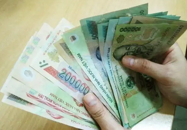 Gã cũng khai đã lấy của nạn nhân 1 điện thoại, một nhẫn, dây chuyền và 2 triệu đồng trong két. Trước khi về, Thông không quên dọa giết nếu nạn nhân hé răng. Gã ung dung theo đường cũ tẩu thoát. Con dao tang vật được Thông ném xuống ao trong làng. Sau này công an đã cho mò và tìm thấy hung khí trên. Vời hành vi phạm tội của mình Thông đã bị một bán án rất nghiêm khắc. (Ảnh minh họa, nguồn Internet)