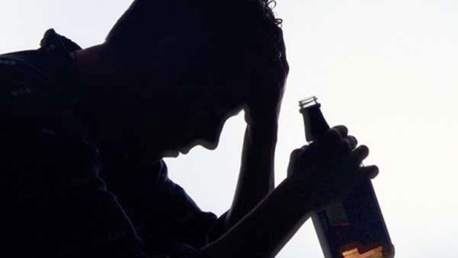 Một nhân chứng khác thì kể, trước khi vụ án xảy ra, họ thấy một thanh niên biểu hiện say rượu đi trên đường làng, gần nhà chị H. Qua miêu tả thì hình dáng trùng khớp với Thông. Lúc này, Nguyễn Văn Thông trở thành nghi can số 1 của vụ án. Các trinh sát xác định, Thông có nhiều mối quan hệ xã hội phức tạp ở nhiều tỉnh thành khác nhau. Chính vì thế, việc truy tìm gã không hề đơn giản. (Ảnh minh họa, nguồn Internet)