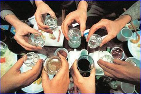 Tuy nhiên, khi tiếp tục hỏi chuyện, khai thác, thật bất ngờ, trong lời khai của P có chi tiết liên quan đến nạn nhân H. P cho biết, vào chiều 30/1/2013 anh ta uống rượu với một nhóm thanh niên trong làng. Khi rượu vào, ngà ngà say, P kể với đám bạn kia là ở thôn mới có chị H đi lấy chồng. Dù chị này xinh xắn, nhưng chồng thường xuyên vắng nhà, đi làm ăn xa. Nghe chuyện, cả bọn cười ầm ĩ rồi bảo nhau hôm nào đó sẽ qua để "trêu chị H".(Ảnh minh họa, nguồn Internet)