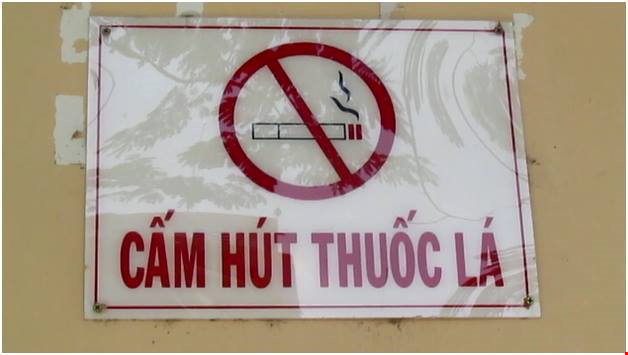 Đồng thời, cấm hút tại khu vực trong nhà của các địa điểm công cộng: cơ sở dịch vụ ăn uống, cơ sở dịch vụ vui chơi giải trí, nhà ga, bến tàu, bến xe, cơ sở tôn giáo...(trừ các địa điểm cấm hút thuốc lá hoàn toàn trong nhà và trong phạm vi khuôn viên; địa điểm cấm hút thuốc lá trong nhà nhưng được phép có nơi dành riêng cho người hút thuốc lá). (Ảnh minh họa, nguồn Internet)