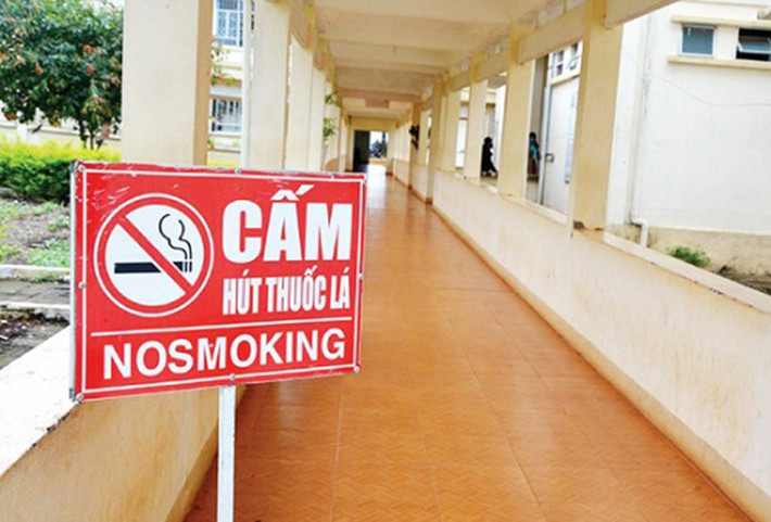 Cạnh đó, tại Điều 3 của thông tư đã quy định cụ thể về các yêu cầu chung đối với tất cả địa điểm cấm hút thuốc lá. Theo đó, tất cả địa điểm cấm hút thuốc lá phải đảm bảo có đặt, in, bố trí biển hoặc chữ hoặc biểu tượng với nội dung cấm hút thuốc lá. Biển bảo đảm các yêu cầu như nội dung thông điệp rõ ràng, dễ hiểu, ngắn gọn; chất liệu biển bền, khó phai; biển đặt ngoài trời chịu được tác động của môi trường bên ngoài; kích thước, cỡ chữ của biển phù hợp... Việc đặt biển bảo đảm các yêu cầu khoảng cách giữa các biển phù hợp với quy mô, không gian của từng địa điểm; đặt biển ở vị trí dễ quan sát, khu vực có nhiều người qua lại... (Ảnh minh họa)