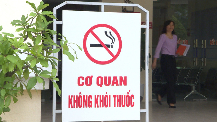 Nhóm 2 gồm các địa điểm cấm hút thuốc lá hoàn toàn trong nhà gồm: Nơi làm việc trong nhà của cơ quan hành chính nhà nước, đơn vị sự nghiệp, doanh nghiệp, tổ chức chính trị, tổ chức chính trị - xã hội, tổ chức xã hội, tổ chức xã hội - nghề nghiệp và nơi làm việc của các cơ quan, tổ chức, đơn vị khác (trừ các địa điểm cấm hút thuốc lá hoàn toàn trong nhà và trong phạm vi khuôn viên; địa điểm cấm hút thuốc lá trong nhà nhưng được phép có nơi dành riêng cho người hút thuốc lá). (Ảnh minh họa, nguồn ảnh Tạp chí Tuyên giáo)