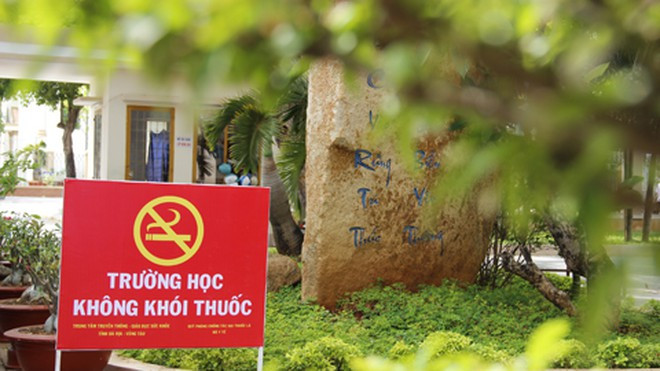 Cụ thể, Nhóm 1 gồm các địa điểm cấm hút thuốc hoàn toàn trong nhà và trong phạm vi khuôn viên: Cơ sở y tế; cơ sở giáo dục; cơ sở chăm sóc, nuôi dưỡng, vui chơi, giải trí dành riêng cho trẻ em; cơ sở hoặc khu vực có nguy cơ cháy, nổ cao (theo phụ lục II ban hành kèm theo Nghị định 136/2020). (Ảnh minh họa, nguồn Báo Hà Nội Mới)