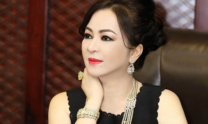 Theo Công an TP HCM, Nguyễn Phương Hằng đã lợi dụng sức ảnh hưởng của bản thân, sử dụng chức năng của mạng xã hội trên internet, tổ chức nhiều buổi phát trực tiếp nội dung thông tin không kiểm chứng, liên quan đến đời tư của người khác; trong đó sử dụng những ngôn từ mang tính chất nhục mạ, xúc phạm danh dự, nhân phẩm của người khác.