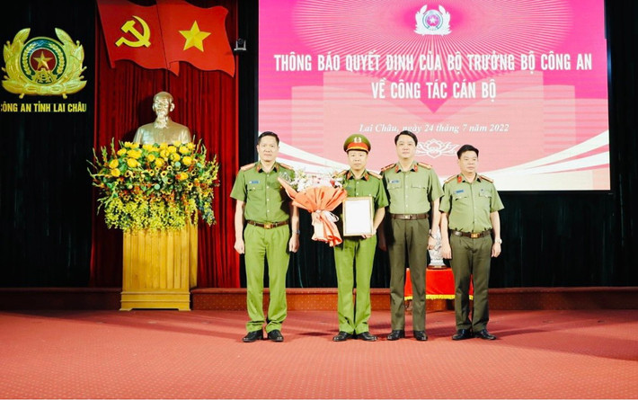 Cuối tháng 4/2020, ông được điều động từ vị trí Trưởng phòng Điều tra tổng hợp tại TP HCM của Cục An ninh điều tra đến làm Phó giám đốc Công an tỉnh Lai Châu. (Ảnh: Ban Giám đốc Công an tỉnh Lai Châu tặng hoa chúc mừng đồng chí Đại tá Phan Thành Bá)