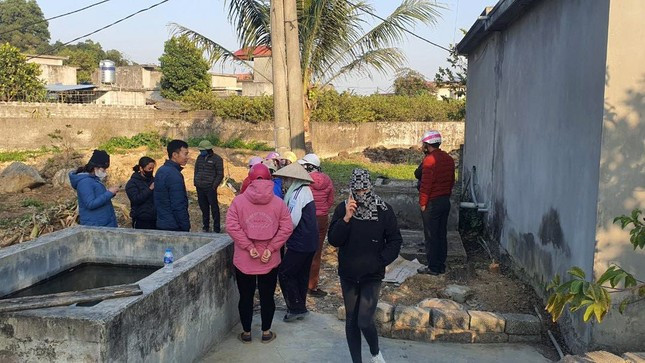 Theo ông Quỳ, nơi phát hiện bộ hài cốt nằm trong khu vườn rộng hàng trăm mét vuông không có tường rào, cách biệt nơi sinh hoạt của gia đình ông. Qua khám nghiệm hiện trường, cơ quan công an xác định nạn nhân có dấu hiệu bị đánh gây thương tích. “Trước mắt chúng tôi lúc ấy, tất cả đều là con số 0. Không dấu vết, không nhân chứng, không biết bị hại là ai và muôn vàn những khó khăn khác. Thế nhưng, lực lượng Cảnh sát hình sự CATP Hải Phòng vẫn quyết tâm tìm ra câu trả lời” - Đại tá Lê Hồng Thắng, Trưởng phòng Cảnh sát hình sự CATP Hải Phòng chia sẻ. (Hiện trường nơi phát hiện hài cốt)