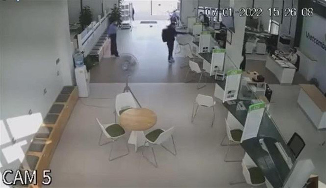 Tiếp đó, đối tượng này ra ngoài cửa cướp 1 xe mô tô của nhân viên bảo vệ rồi bỏ trốn. Ngay sau khi nhận được tin báo, Công an thành phố Hải Phòng phối hợp các Cục nghiệp vụ Bộ Công an khẩn trương điều tra và truy bắt đối tượng.