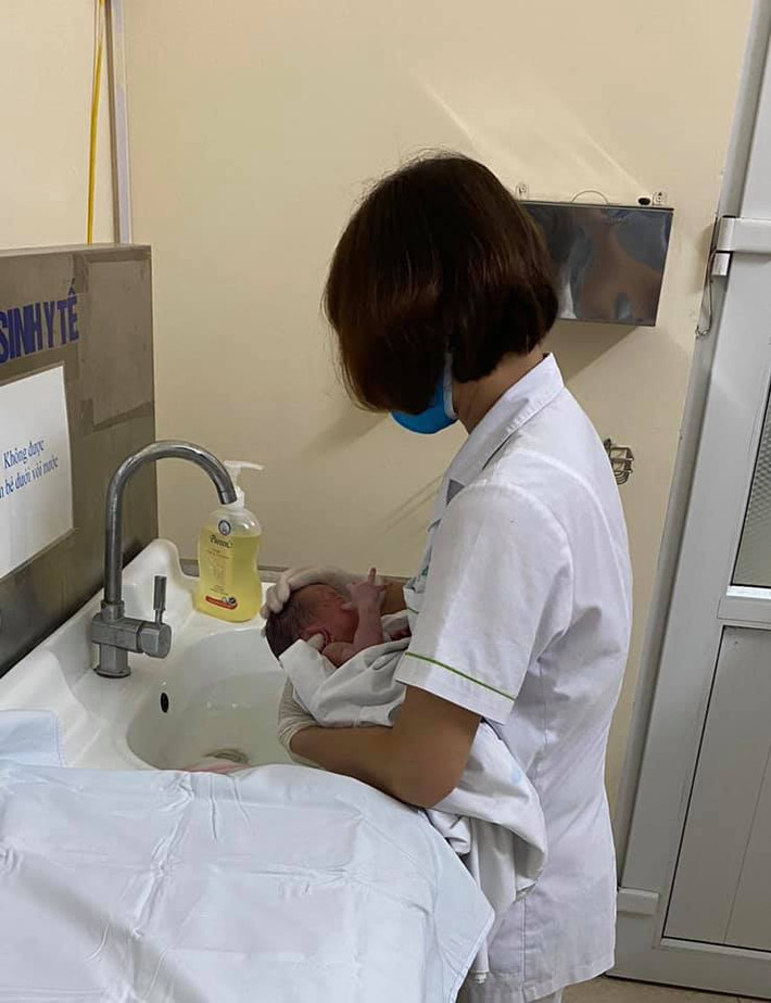 Đến 18h cùng ngày, Công an huyện Gia Lâm đã giải cứu thành công và đưa cháu bé đến trạm y tế thị trấn để chăm sóc sức khỏe, sức khỏe của cháu ổn định.