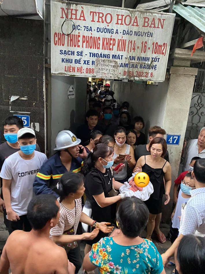 Theo thông tin ban đầu, vụ phát hiện bé trai sơ sinh bị bỏ rơi xảy ra vào khoảng 17h50 cùng ngày, người dân phát hiện một cháu bé bị mắc kẹt tại khe tường giữa 2 ngôi nhà trong ngõ 174 Trâu Quỳ, thị trấn Trâu Quỳ, huyện Gia Lâm.