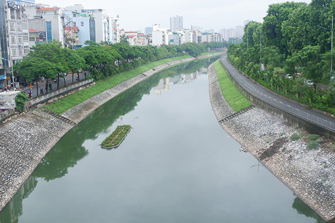 Theo quan sát của PV Kiến Thức vào sáng ngày 18/8/2020 tại khu vực đường Nguyễn Khang, nước sông Tô Lịch có có màu xanh lá cây nhưng nước đục không được trong, mùi hôi thối cũng không phát ra.