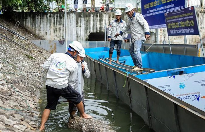 Các chuyên gia và công nhân lắp đặt 4 hộp thiết bị xuống đáy sông, với chiều dài 300 m, đoạn từ ngã tư Bưởi - Hoàng Quốc Việt xuôi về phía Cầu Giấy. Ngoàikhu thí điểm dưới lòng sông, các chuyên gia Nhật Bản lắp đặt thêm bốn bể chứa, mỗi bể rộng khoảng 15 m2 để trình diễn tắm và thả cá Koi, cá chép Tam Dươngở bể nước đã qua xử lý.