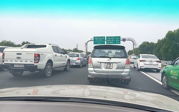 Bên cạnh đó, chiều đi về từ Hải Phòng - Hà Nội cũng tắc đường dài hơn 2 km từ đoạn đi vào Hà Nội.