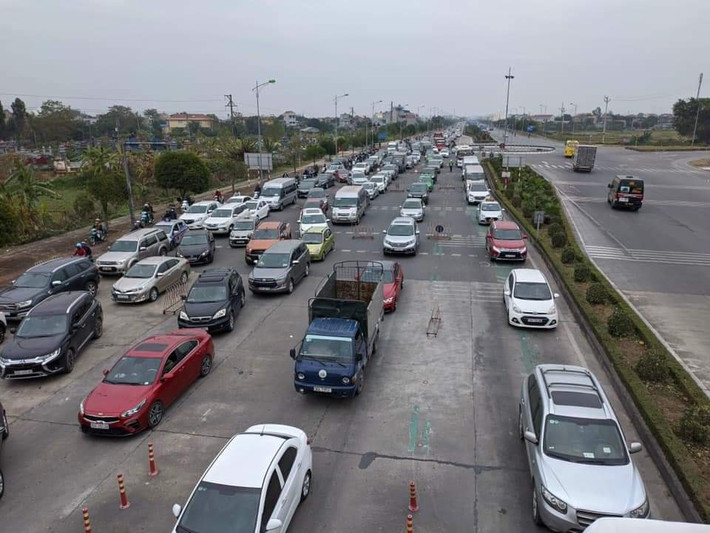 Lực lượng chức năng cũng cần lên những phương án để phân luồng nhằm giảm tải việc ùn tắc đường kéo dài.