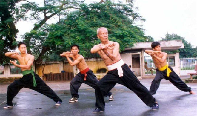 Theo sách "Võ Nhân Bình Định", Hùng kê quyền (võ gà) do Đông Định Vương Nguyễn Lữ - người em út của Tây Sơn tam kiệt - sáng tạo ra. Nguyễn Lữ vốn người mảnh khảnh, tính nết hiền hòa, ưa thanh tịnh. Khác với hai anh, ông theo học văn nhiều hơn võ.