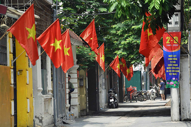 Các ngõ, phố Thủ đô đều nhuộm sắc đỏ thắm của màu cờ Tổ quốc.